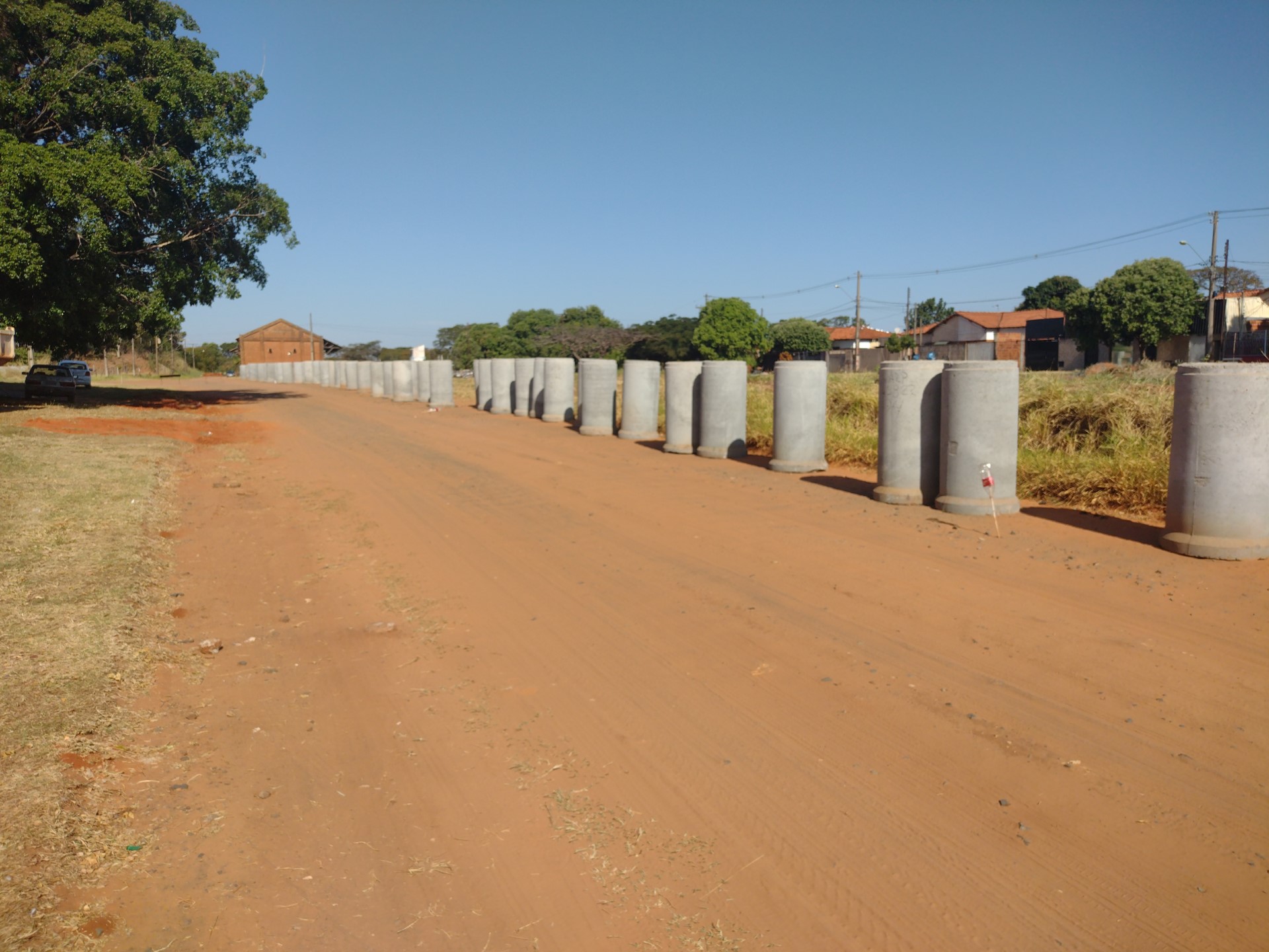Iniciadas as obras de canalização de água e asfalto da Avenida dos Ferroviários