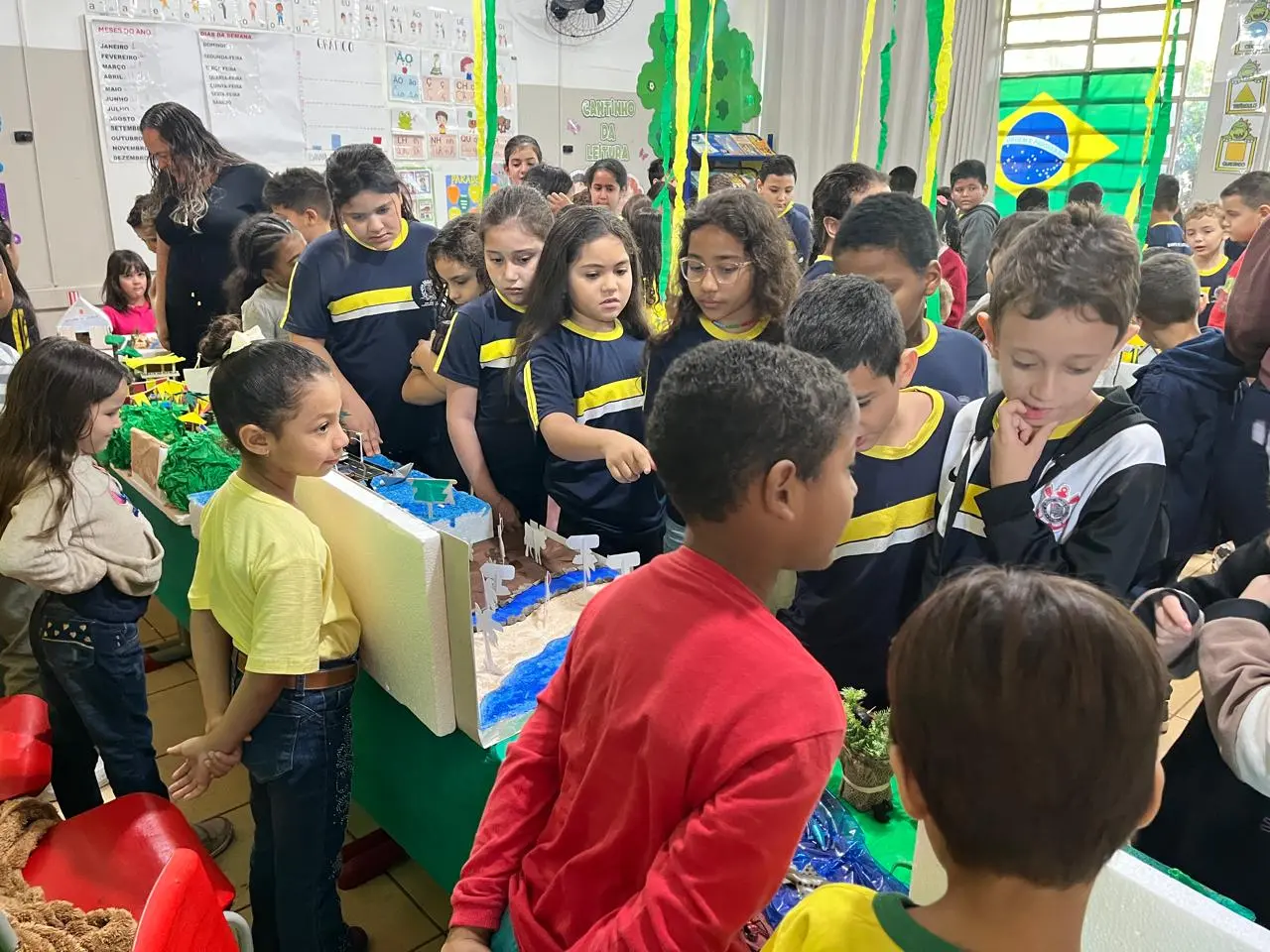 Escola Municipal Prof. Benedicto de Lima realiza Feira de Conhecimento com viagem cultural pelos estados brasileiros