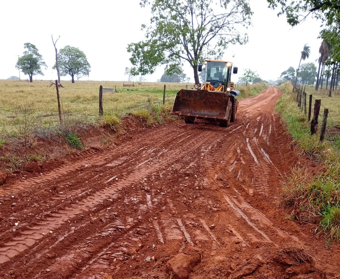 Prefeitura intensifica recuperação de estradas rurais após chuva
