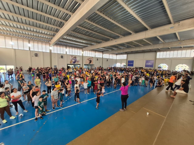 Manhã Esportiva reúne cerca de mil pessoas em atividades de integração entre escola e famílias