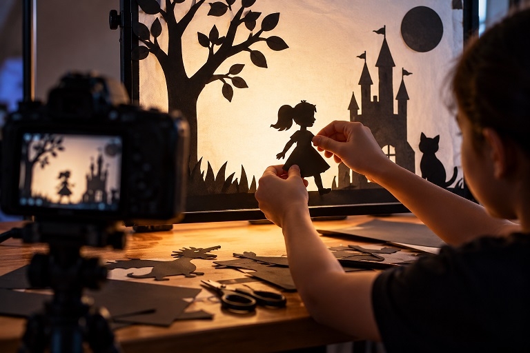 Oficina gratuita do Pontos MIS ensina técnicas de animação com sombras