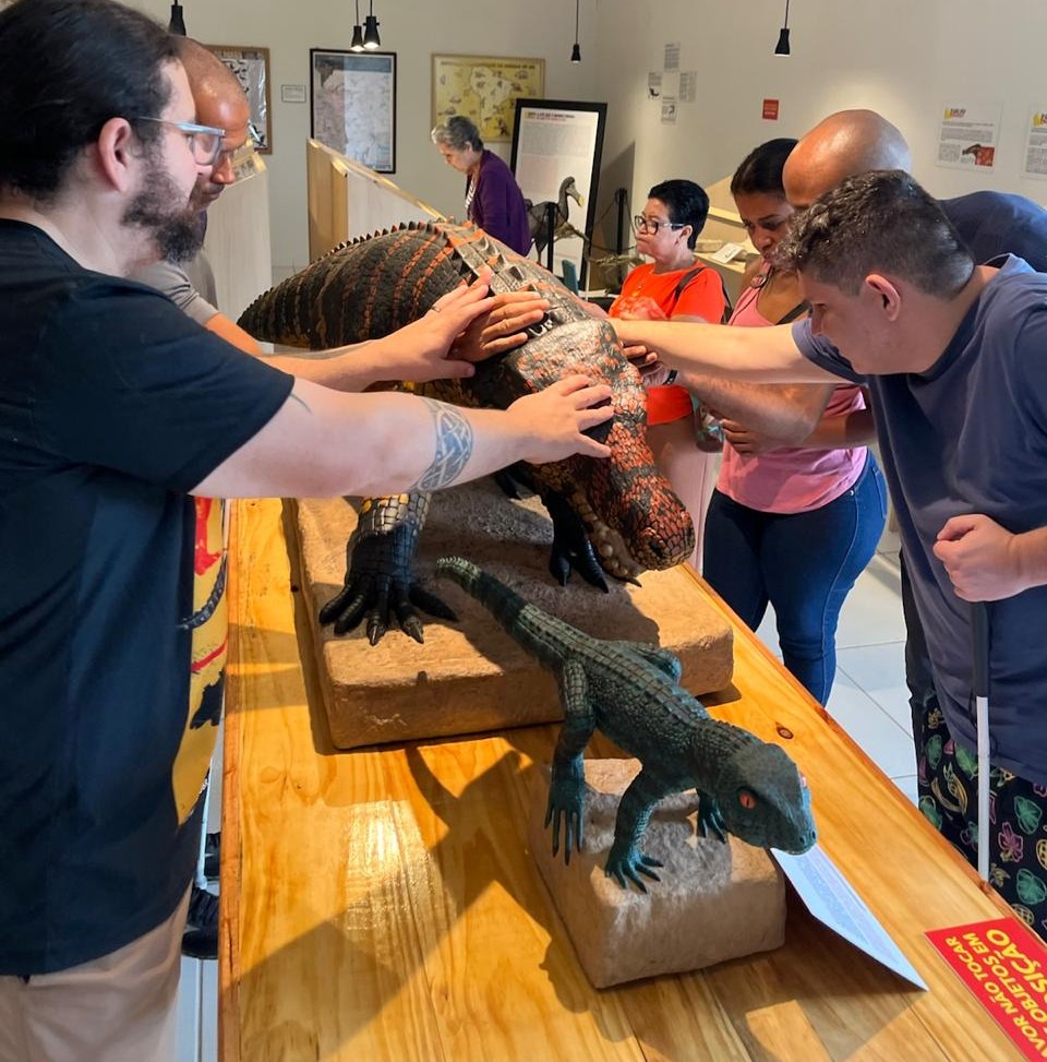 Integrantes da ADVF participam de experiência no Museu de Paleontologia