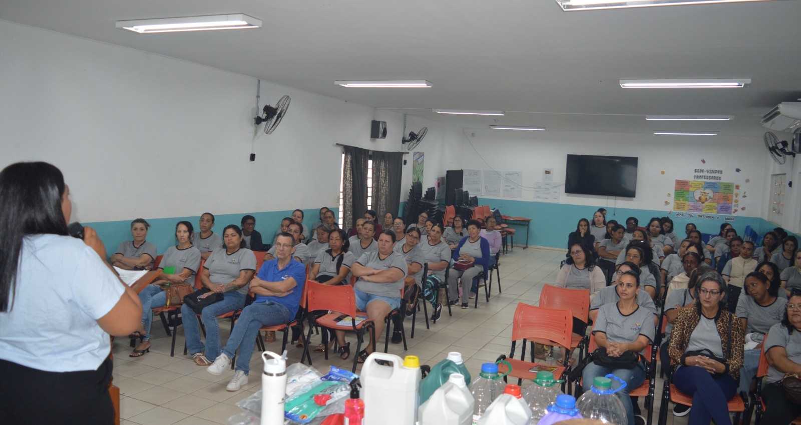 Funcionários da limpeza das escolas participam de curso