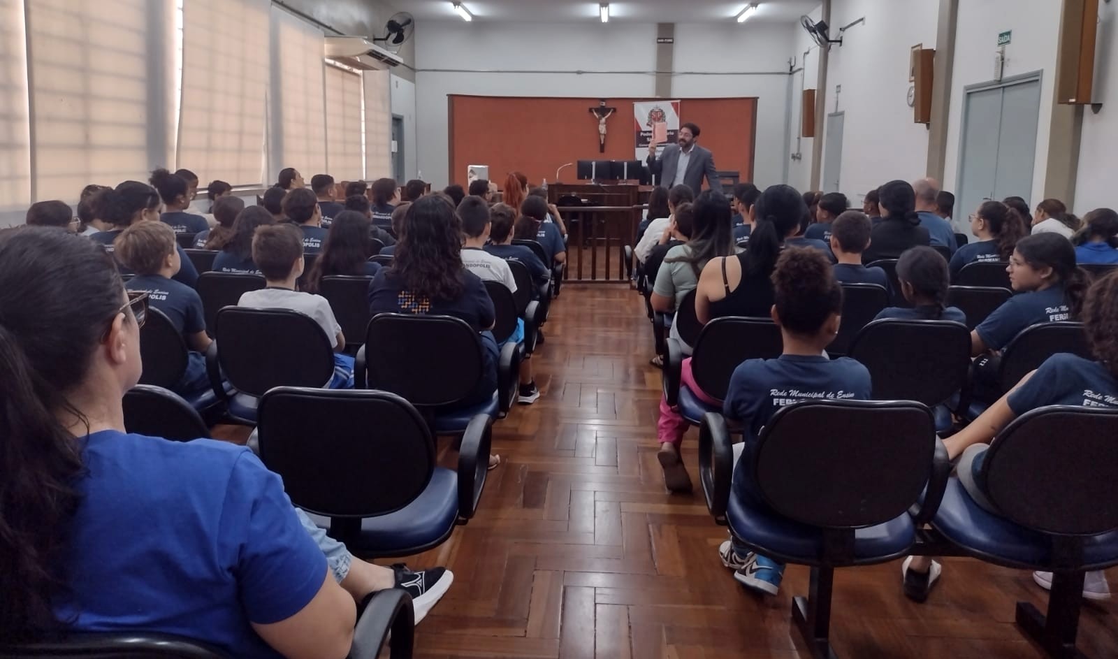 Alunos da rede municipal participam de palestra sobre violência doméstica no Fórum