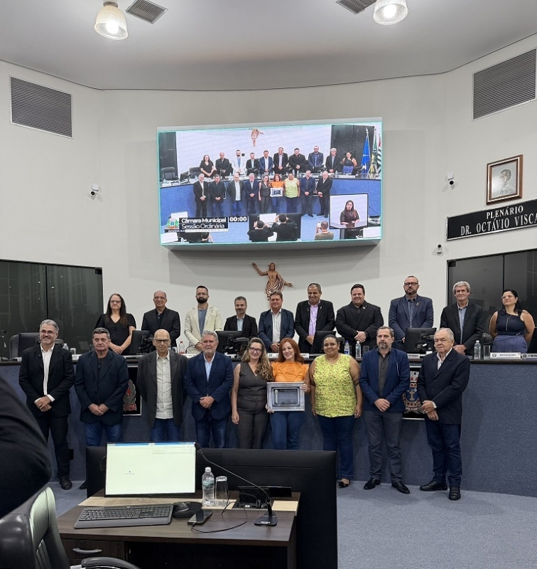 Prefeito destaca valorização e avanços da Educação durante homenagem na Câmara